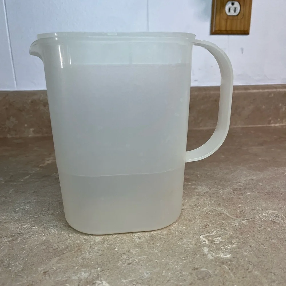 Tupperware clear pitcher - Picture 1 of 5